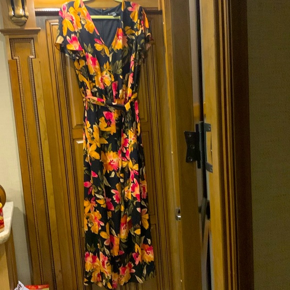 NWOT Maggy London Woman FLORAL SHORT FLUTTER-SLEEVE JUMPSUIT Size 16 - Picture 5 of 11